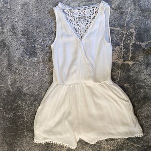 SOLEMIO White Sleeveless Lace Back Romper